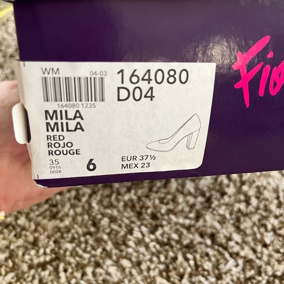 Women’s Size 6 Red Heels - Picture 3 of 3